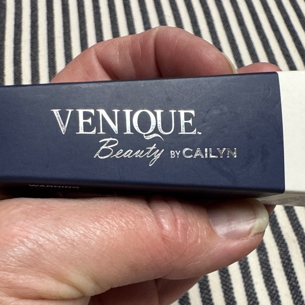 Venique Eyeliner Waterproof Gel by Cailyn